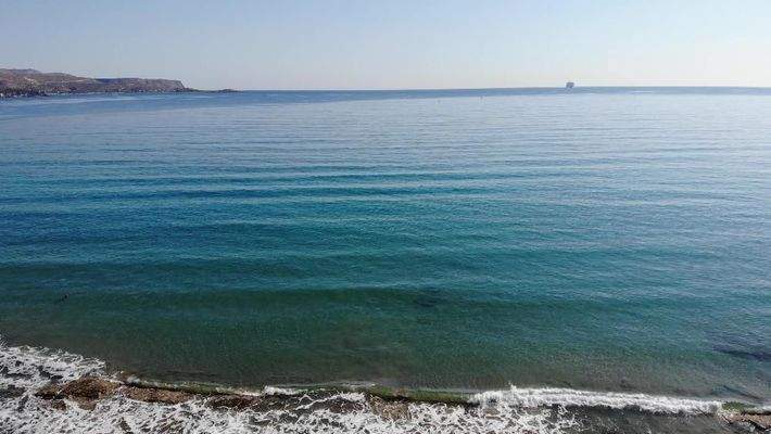 Kreta, Kiani Akti: Prestigeträchtiges Grundstück direkt am Meer nahe Kalyves zu verkaufen