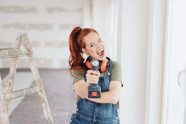 Frau beim Handwerken