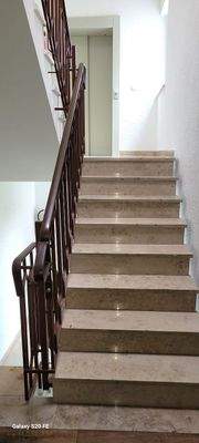 Treppenhaus mit Aufzug.jpg