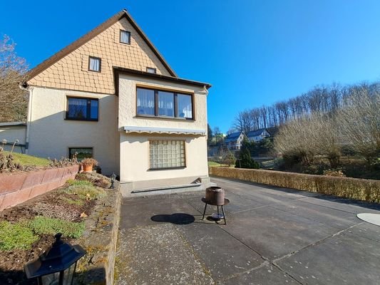 Giebelansicht gartenseitig mit Wintergarten und darunterliegender Terrasse 