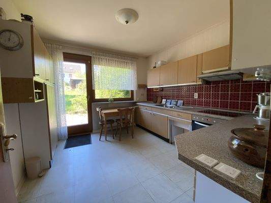 Küche mit Zugang zur Terrasse