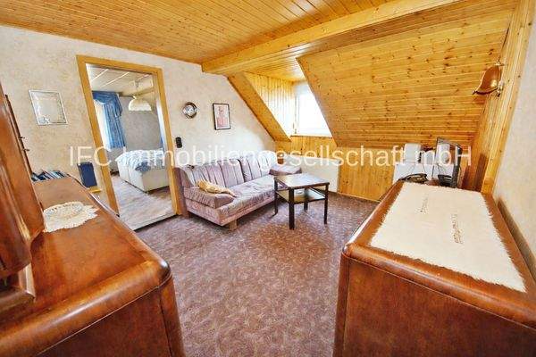 Durchgangszimmer im DG