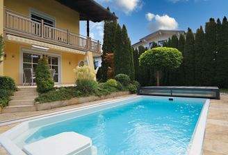 Pool mit angrenzender Sonnenterrasse