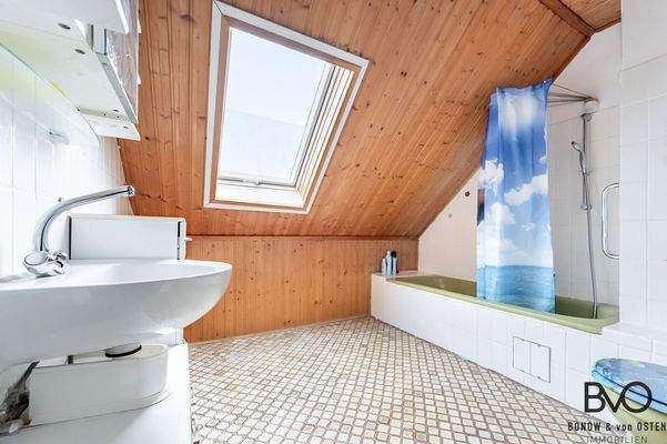 Badezimmer im Dachgeschoss