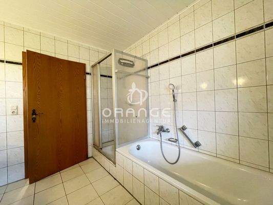 ...mit Dusche und Badewanne