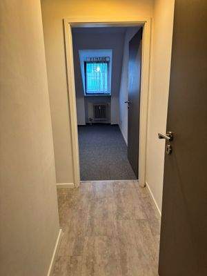 Flur zur Schlafzimmer und BAd.jpg
