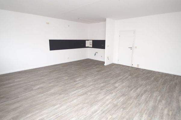 Wohnzimmer mit offener Küche