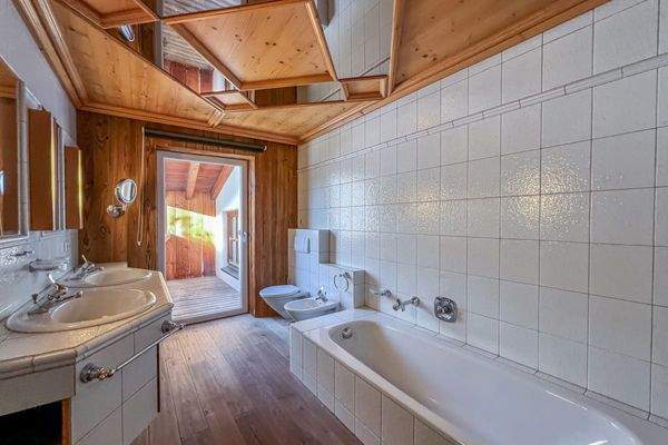  Badezimmer mit Badewanne, Dusche im EG