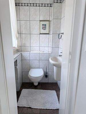 Gäste-WC im Eingangsbereich.jpeg
