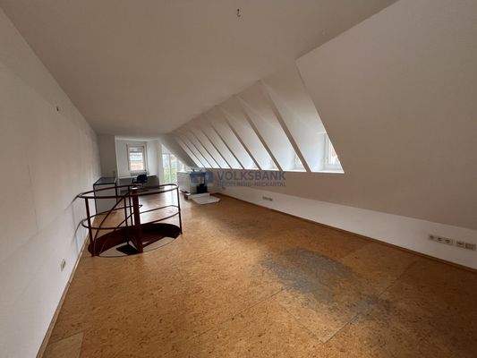 Lichtdurchfluteter Raum im DG