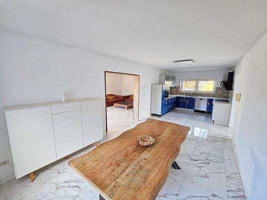 Essen und Küche mit Blick zur Couch