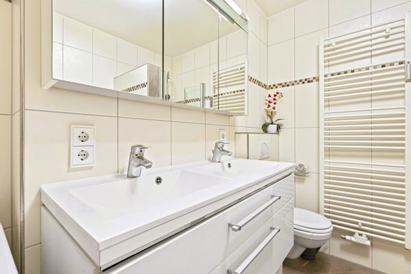 Badezimmer mit Wanne/Dusche/WC/Waschmasch.Anschluß