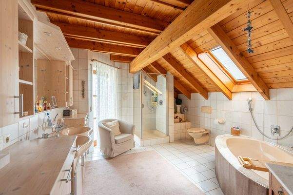Bad im Dachgeschoss