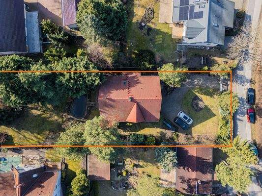 Vogelperspektive auf Haus und Grundstück