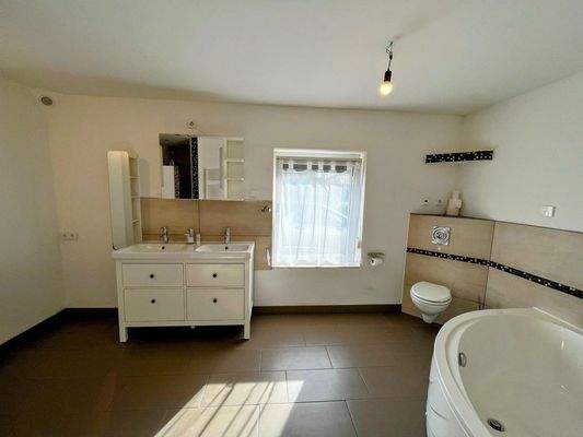 Bad mit Doppelwaschbecken