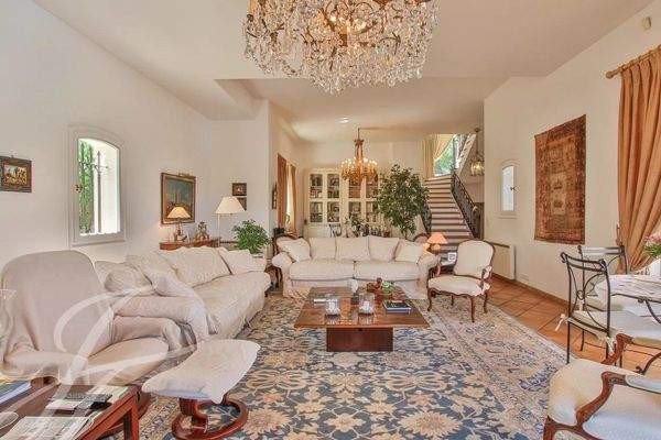 Salon Hauteur sous plafond Lustre