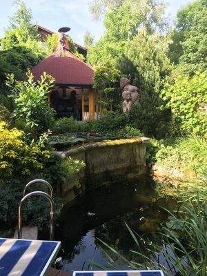 Schwimmteich und Pavillon