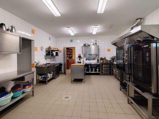 Voll ausgestattete Küche 