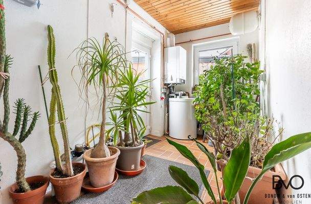 Heizungsraum mit Zugang in den Garten