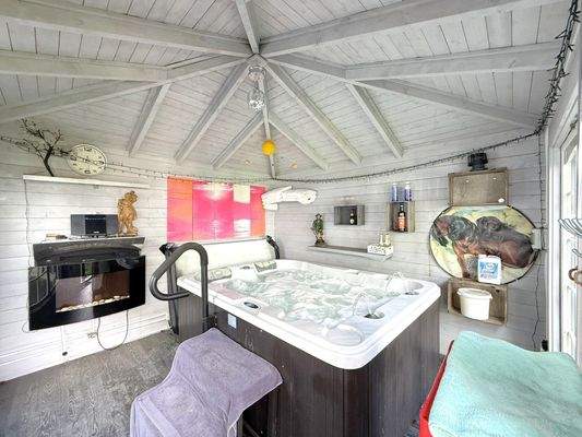 Whirlpool im Gartenhaus