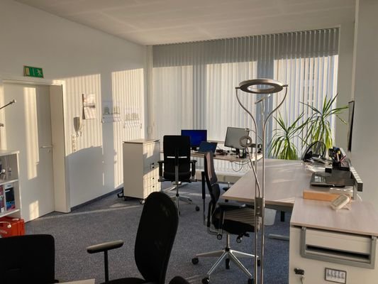Platz für zwei Arbeitsplätze