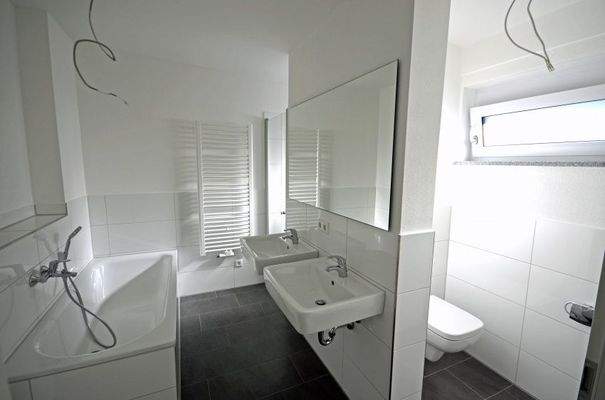 Bad mit Wanne und Dusche