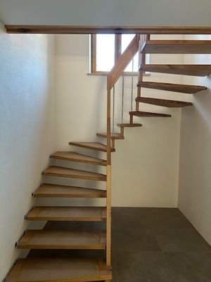 Treppe EG zum OG.jpg