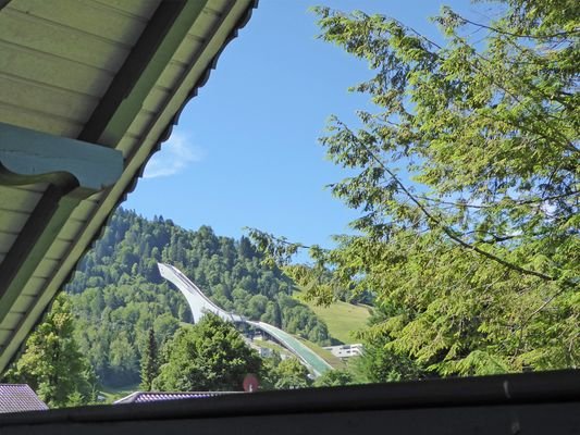 Blick zur Skisprungschanze