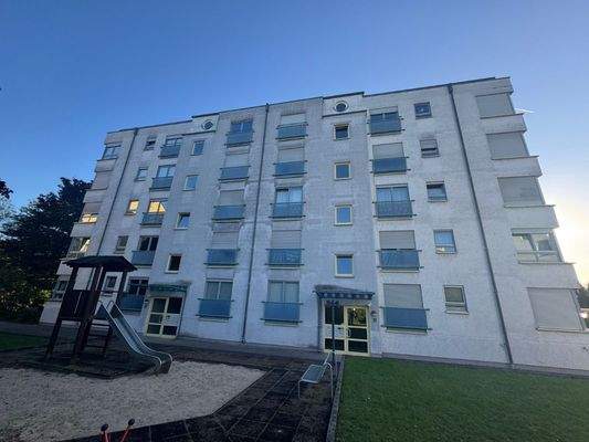 Hinteransicht mit Spielplatz