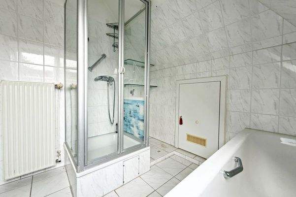 Vollbad mit sep. Dusche
