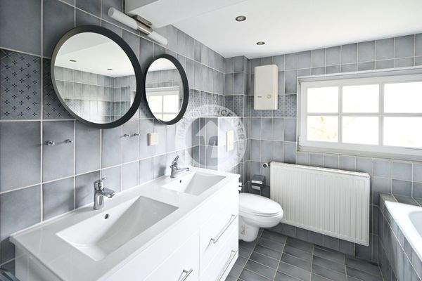  Der Blick in das Bad im Obergeschoss