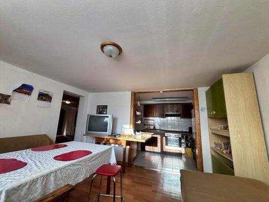 Küche im Keller mit Sitzbereich