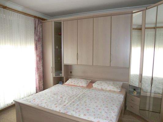 5a Schlafzi. mit Einbaumöbeln.JPG