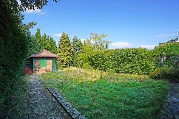 Garten mit Gartenhaus (Holzriegelbauweise Bj. 1939)