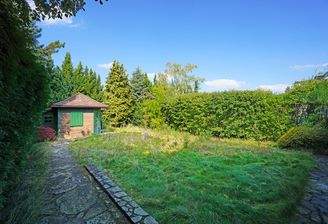 Garten mit Gartenhaus (Holzriegelbauweise Bj. 1939)