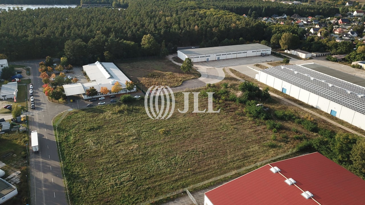 Blick auf Lkw-Zufahrt und Hall