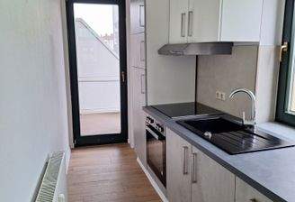 Küche mit EBK und Balkon