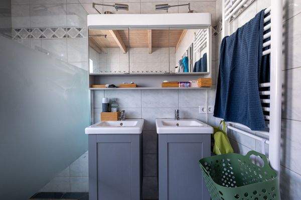 2 Waschtische, Handtuchheizkörper