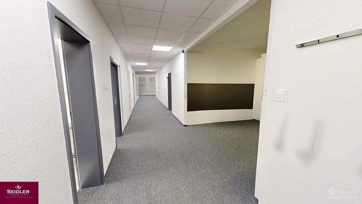 Durchgang zu den Bürozimmern - unmöbliert