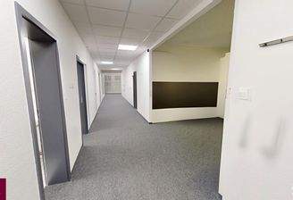 Durchgang zu den Bürozimmern - unmöbliert