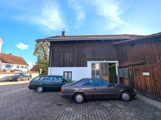 Gewerbe mit Garage und Stellplatz