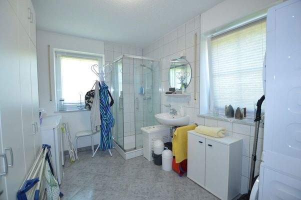 Hauswirtschaftsraum mit Dusche