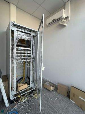 Serverraum mit -schrank