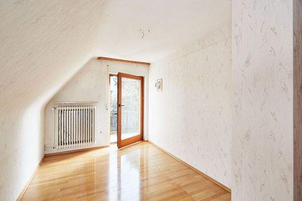 Kinderzimmer mit Balkonzugang 