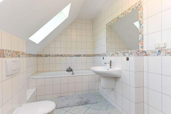 zeitlos gefliestes Wannenbad 