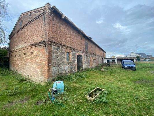 Linkes Stallgebäude