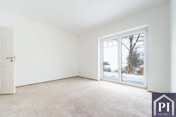 Viel Platz für Doppelbett und Kleiderschrank