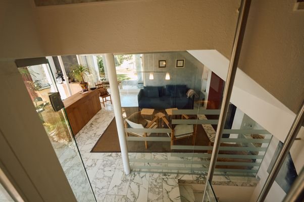 Blick vom Treppenhaus in den Wohnbereich 