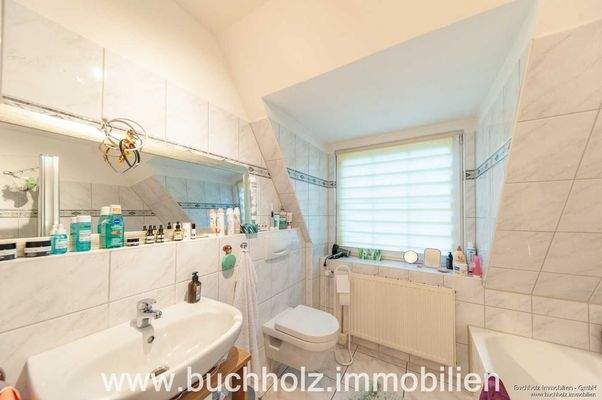 Badezimmer mit Fenster