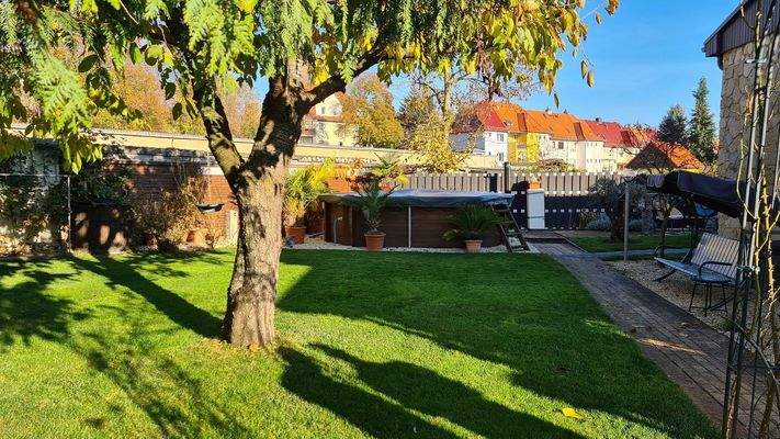 Garten mit Blick auf den Pool